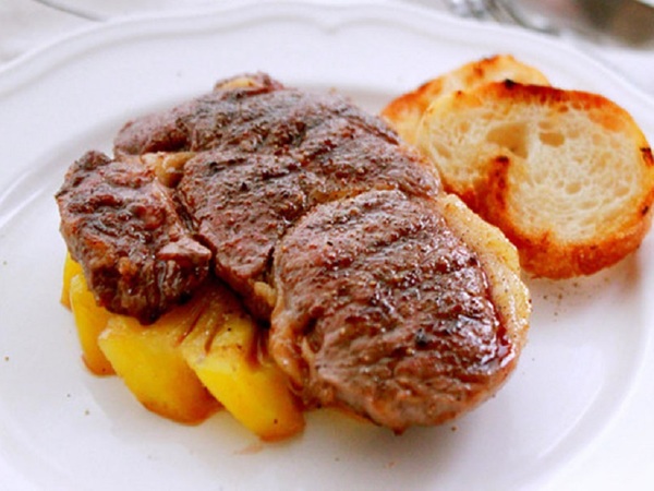 肉眼牛排配黄油焦糖菠萝